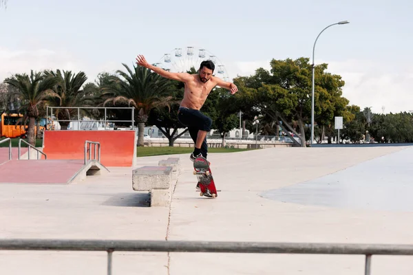 Skateboarder doet een truc in een skatepark — Stockfoto