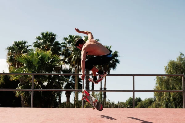 Skateboarder csinál egy trükköt egy gördeszka parkban — Stock Fotó