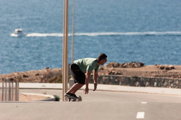 Homem Que Joga Patinação Artística Uma Estrada Rural Sol Dia — Fotografia de Stock