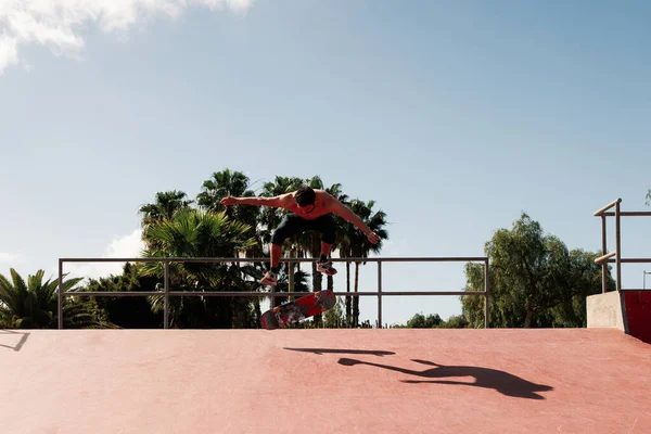 Skateboarder Fazendo Truque Parque Skate — Fotografia de Stock