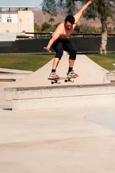 Menino Fazendo Skate Truque Trilho — Fotografia de Stock