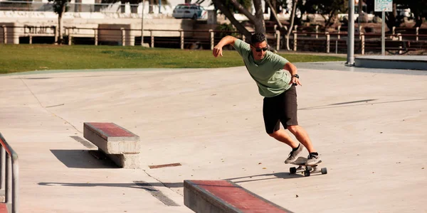 Man Paardrijden Skateboard Stedelijke Straat Skatepark Een Gewone Man Met — Stockfoto