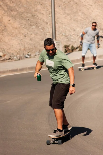 Dois Homens Que Jogam Patinação Artística Uma Estrada Rural Sol — Fotografia de Stock