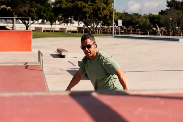 Homem Andando Skate Parque Skate Urbano Rua Tipo Casual Usar — Fotografia de Stock