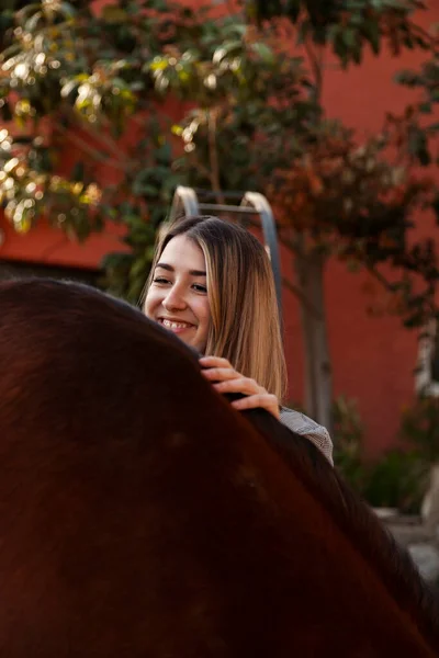 Junge Blonde Frau Mit Ihrem Braunen Pferd Genießt Einen Tag — Stockfoto