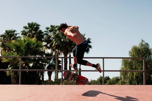 Skateboarder Fazendo Truque Parque Skate — Fotografia de Stock