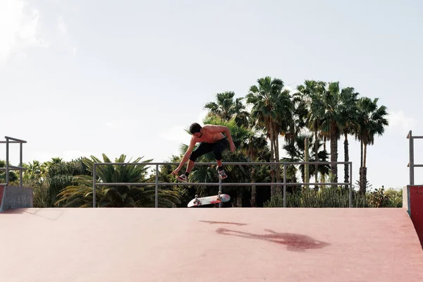 Deskorolkarz Robi Sztuczkę Skateparku — Zdjęcie stockowe