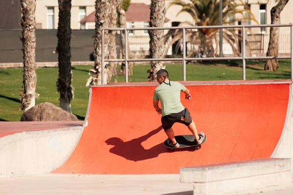 Man Paardrijden Skateboard Stedelijke Straat Skatepark Casual Man Draagt Korte — Stockfoto