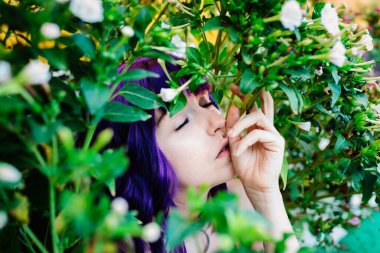 Dışarıda tek başına oturan düşünceli bir kadın. Gençler arka bahçede endişeli