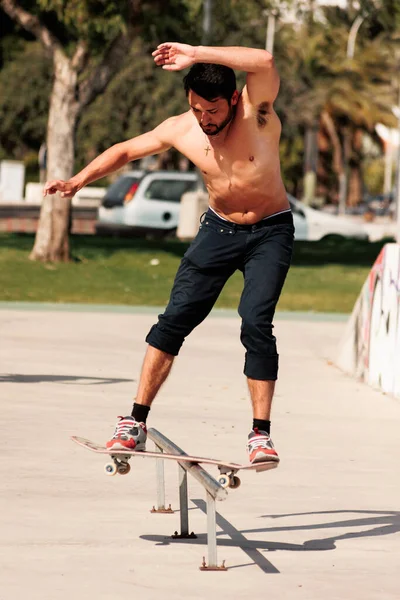 Jongen Doet Skateboard Truc Rail — Stockfoto