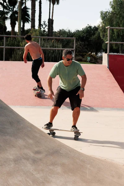 Mężczyźni Jeżdżący Deskorolce Miejskim Skateparku Zwykły Facet Spodenkach Koszulce Aktywność — Zdjęcie stockowe