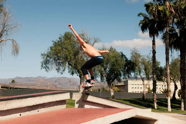 Skateboarder Csinál Egy Trükköt Egy Gördeszka Parkban — Stock Fotó