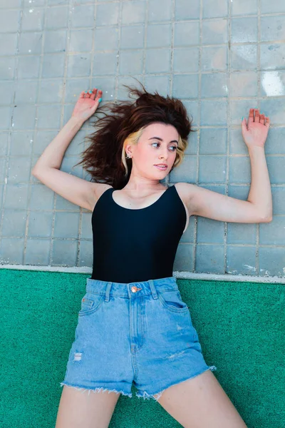 Молодая Депрессивная Женщина Лежит Земле Заднем Дворе — стоковое фото