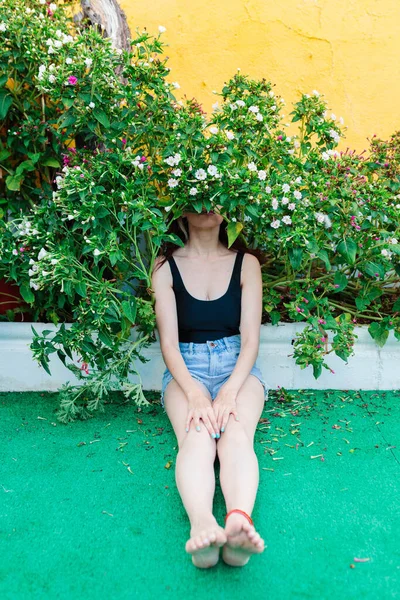 En tankfull kvinna som sitter ensam utomhus. Ung orolig i trädgården — Stockfoto