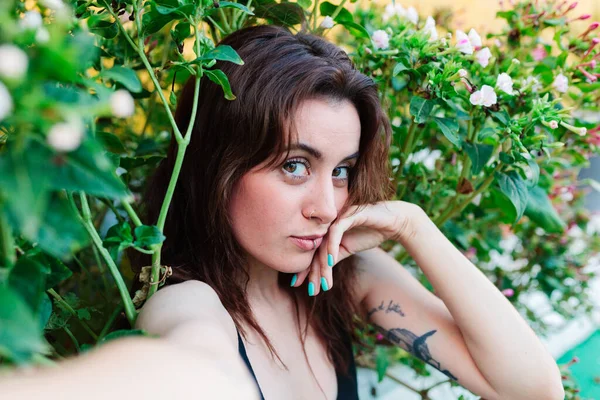 Foto di adorabile giovane donna che fa selfie all'aperto cortile — Foto Stock
