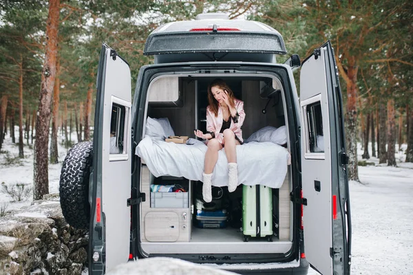 Junge Frau Entspannt Sich Winter Ihrem Wohnmobil Und Schaut Nach — Stockfoto