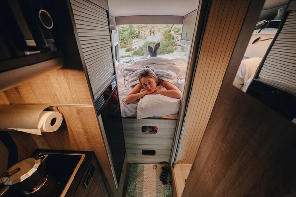 Joven Hembra Desnuda Acostada Cama Debajo Manta Mirando Por Encima Imagen De Stock