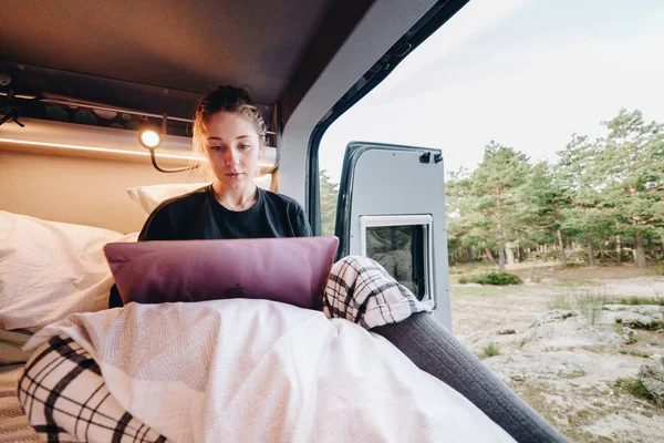 Junge Digitale Nomadin Pyjama Auf Dem Bett Liegend Und Daten Stockfoto