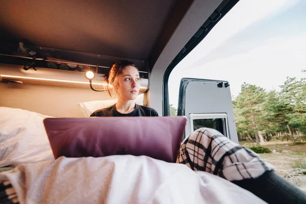 Junge Digitale Nomadin Pyjama Auf Dem Bett Liegend Und Daten Stockbild