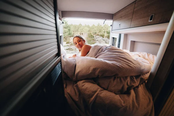 Joven Hembra Desnuda Acostada Cama Debajo Manta Mirando Por Encima Fotos De Stock