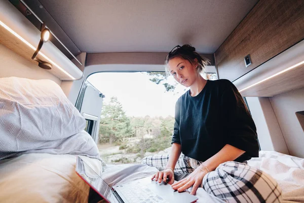 Junge Digitale Nomadin Pyjama Auf Dem Bett Liegend Und Daten Stockbild