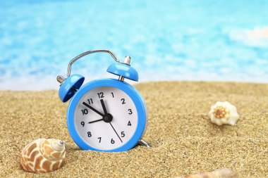 Tatil zamanı. Kumdaki çalar saat