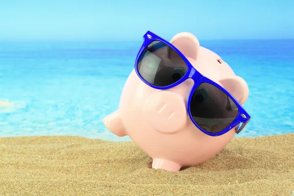 夏天储钱罐与海滩上的太阳镜 — 图库照片