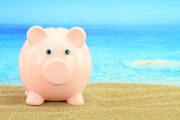 Summer Piggy Bank na praia — Fotografia de Stock