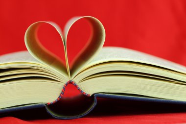 seçici odak resim kalp şekli katlanmış kitap sayfaları