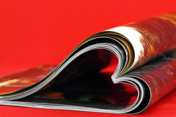 心臓の形に折り畳まれている雑誌のセレクティブ フォーカス画像 — ストック写真