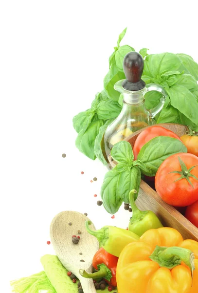 Färska grönsaker på vit bakgrund med kopia utrymme — Stockfoto