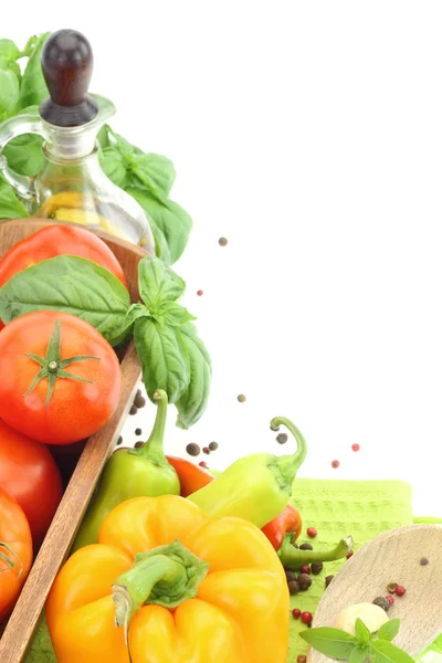 Verduras frescas sobre fondo blanco con espacio para copiar — Foto de Stock