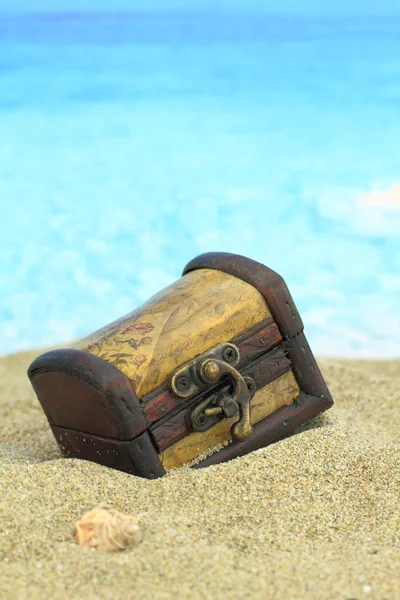 Closed treasure chest on a beach — Stock Photo, Image