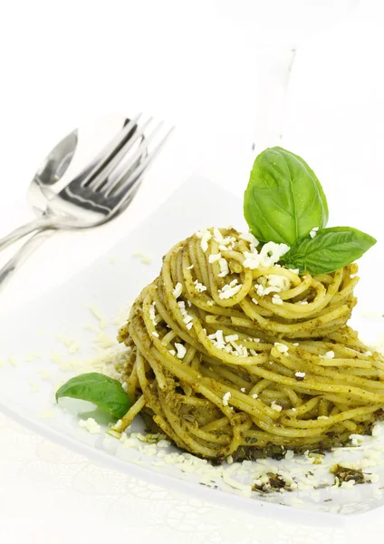 Espaguetis con salsa de pesto —  Fotos de Stock