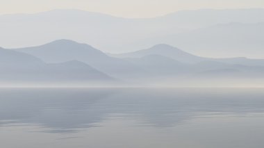 Göl dağ yansımaları ile doğal görünümü