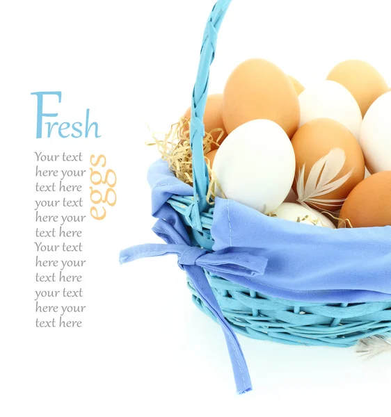 Huevos frescos en la cesta — Foto de Stock