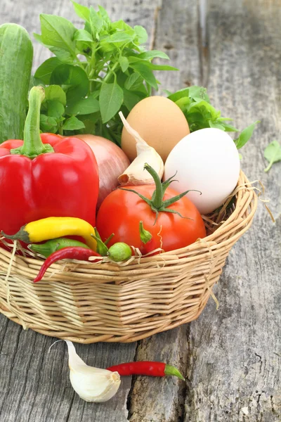 Verduras frescas en canasta de mimbre — Foto de Stock