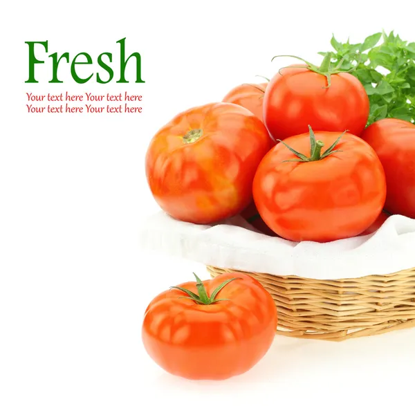 Tomates frescos en una canasta —  Fotos de Stock