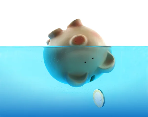Utonięcie zadłużeni, reprezentowane przez bank piggy zatopienie w wodzie niebieski — Zdjęcie stockowe
