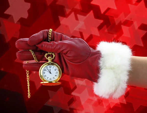 Frauenhand mit rotem Handschuh, der eine Taschenuhr hält — Stockfoto