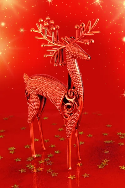 Cerf de Noël sur fond rouge — Photo