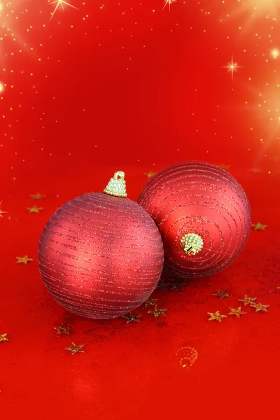 Kerst ornamenten op rode achtergrond — Stockfoto