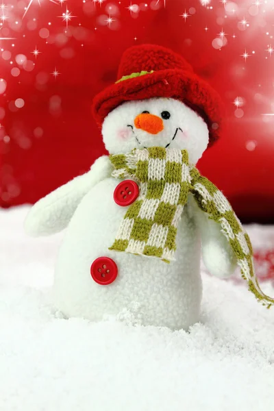 Ευτυχισμένος χιονάνθρωπος στο χιόνι — Φωτογραφία Αρχείου