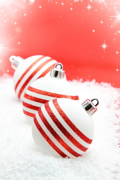 Vánoční koule na sněhu — Stock fotografie