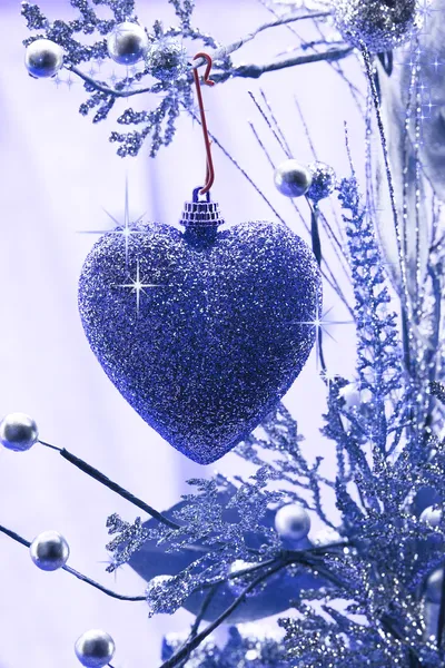 Amor de Natal. Ornamento de coração pendurado em um ramo — Fotografia de Stock