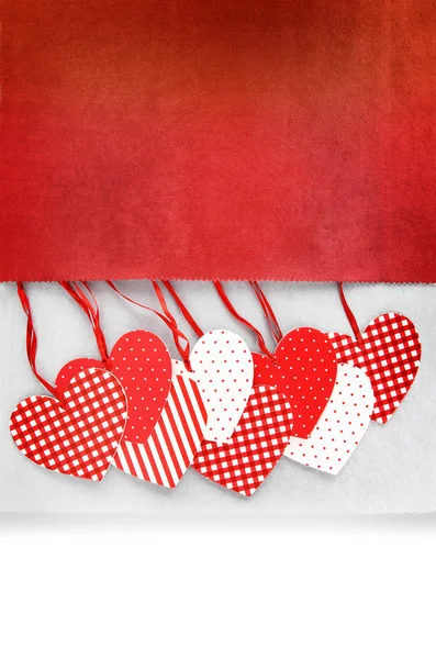 Ornamenti del cuore appesi su sfondo tessuto — Foto Stock