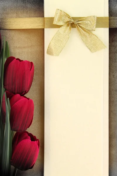 Banner vacío y tulipanes rojos sobre fondo vintage —  Fotos de Stock