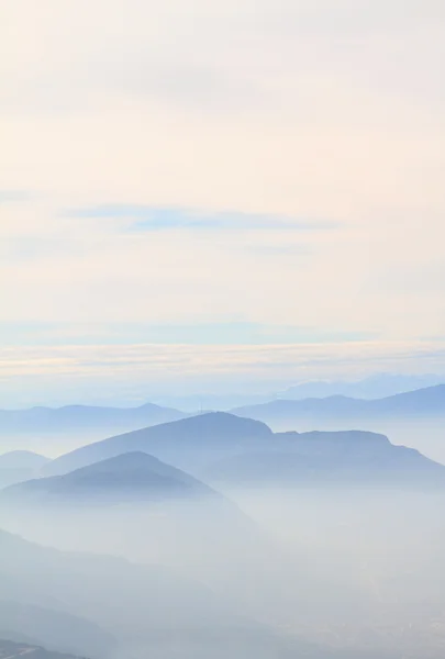 Vista panoramica delle montagne dorsali blu — Foto Stock