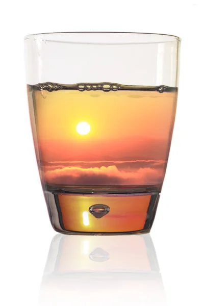 Malerischer Blick auf den schönen Sonnenuntergang in einem Glas Wasser — Stockfoto