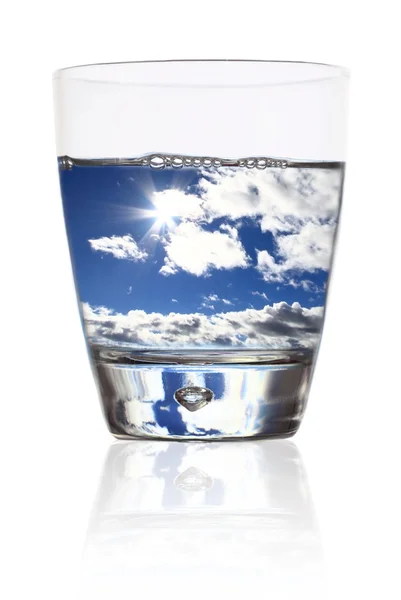 Glas des Lebens. Bewölkter Himmel in einem Glas Wasser — Stockfoto